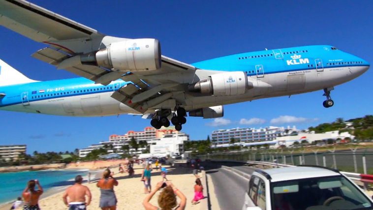 Turista muere por el golpe de aire de un avion dalemedia