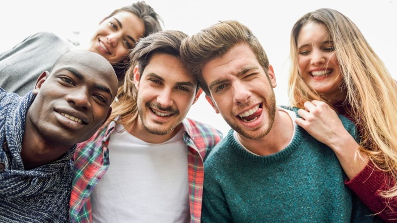 Para caer bien tienes que decir hola de la manera correcta DALEMEDIA 2 - Como caer bien con solo decir "Hola"