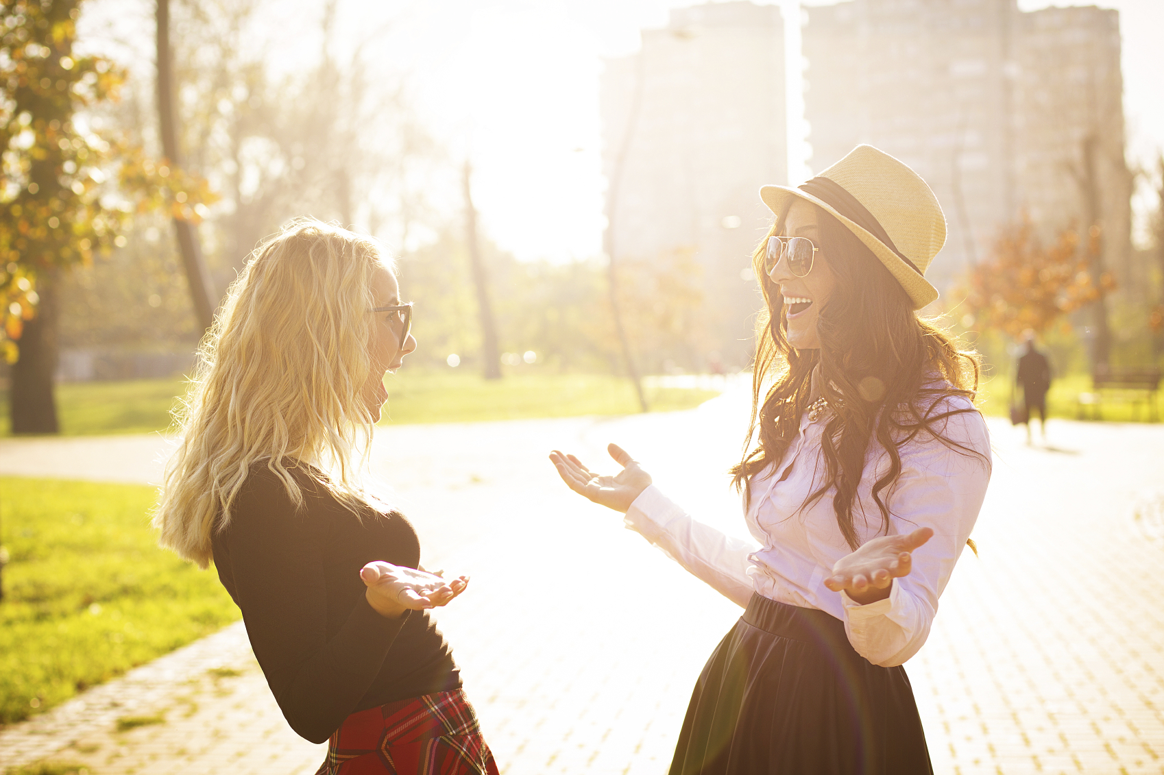 Para caer bien tienes que decir hola de la manera correcta DALEMEDIA 5 - Como caer bien con solo decir "Hola"