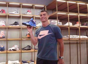 Cristiano Ronaldo Sneaker Shopping 300x218 - Cristiano Ronaldo nos enseña sus SNEAKERS favoritos!