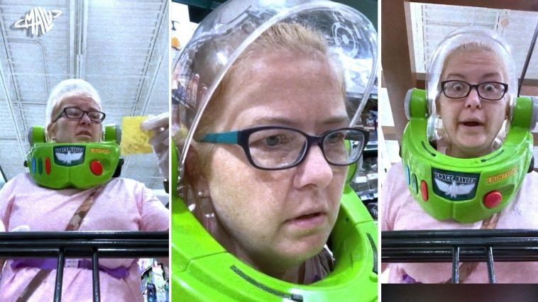 mujer utiliza casco de buzz lightyear coronavirus