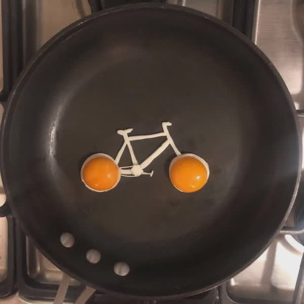 bicicleta dalenews1 - The Eggshibit HUEVOS FRITOS que son OBRAS DE ARTE!