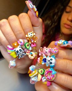 ROSALIA nails DALENEWS post miami  240x300 - Rosalía y sus estilo de UÑAS! Como pedir que te las hagan!