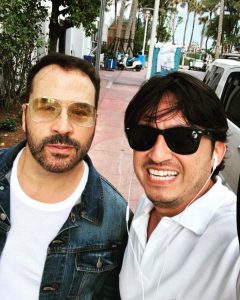 JEREMY PIVEN Y ANDRES ROMERO  240x300 - ANDRÉS ROMERO, Showrunner y Productor Ejecutivo, la nueva visión del Entretenimiento!