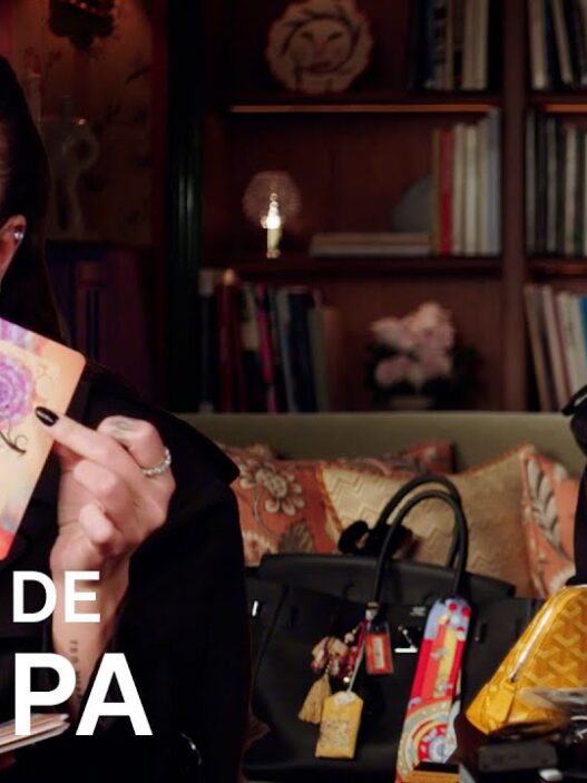 DUA LIPA EN SU BOLSO DALENEWS 527x703 - ¿Qué hay en el bolso de Dua Lipa?
