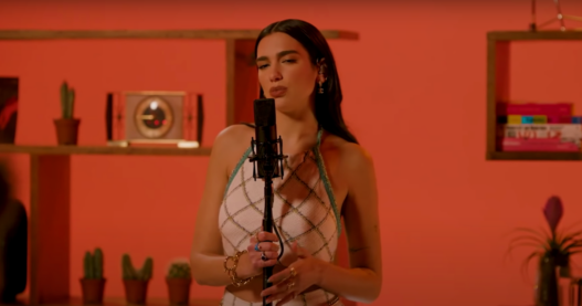 DUA LIPA TINY DESK DALENEWS 527x277 - Dua Lipa: Tiny Desk (Home) Concert