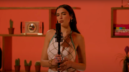 DUA LIPA TINY DESK DALENEWS 527x297 - Dua Lipa: Tiny Desk (Home) Concert