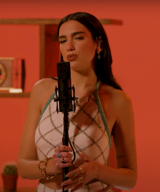 DUA LIPA TINY DESK DALENEWS 527x630 - Dua Lipa: Tiny Desk (Home) Concert