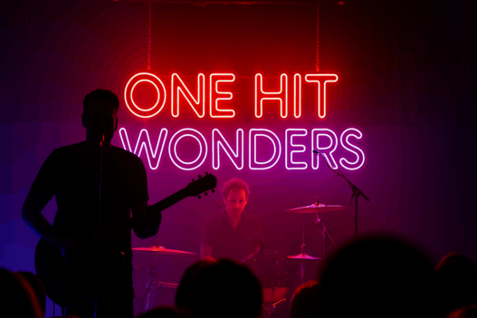 10 one hit wonders post Dalenews  527x351 - 10 One-Hit Wonders de los 80 que Arrasaron…