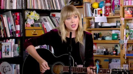 Taylor Swift Tiny Desk 527x296 - Taylor Swift ya era una showgirl solo nos lo ocultó en un Tiny Desk