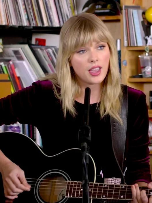 Taylor Swift ya era una showgirl solo nos lo ocultó en un Tiny Desk Taylor Swift Tiny Desk 527x703 - Taylor Swift ya era una showgirl solo nos lo ocultó en un Tiny Desk