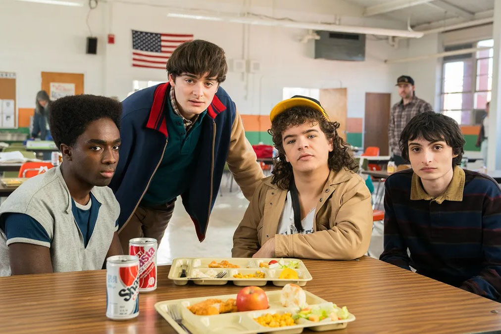 UK vs US School Lunches ft. Stranger Things Cast dalenews - UK vs US School Lunches! ft. Stranger Things Cast
