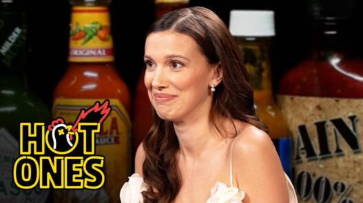Millie Bobby Brown regreso a Hot Ones DALENEWS 527x296 - Millie Bobby Brown regresó a Hot Ones