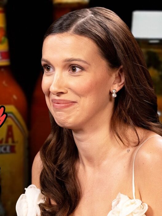 Millie Bobby Brown regreso a Hot Ones DALENEWS 527x703 - Millie Bobby Brown regresó a Hot Ones