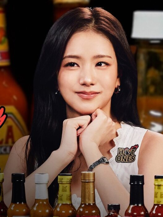 JISOO La reina del picante en Hot Ones Dalenews 527x703 - JISOO La reina del picante en “Hot Ones”