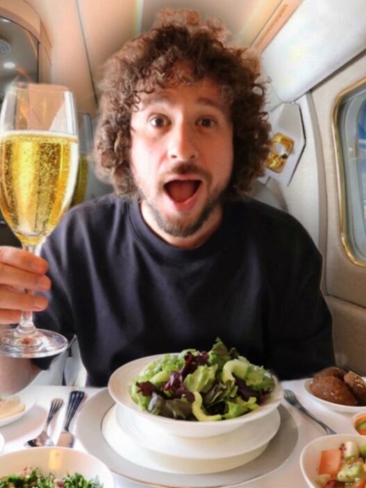 Vole en el asiento de 15000 con ducha dalenews 527x703 - Luisito Comunica en asiento de avión de  $15K con ducha: ¿vale la pena?